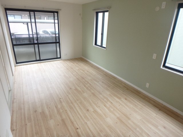 居室・リビング　通風に優れた２面採光が叶うお部屋です