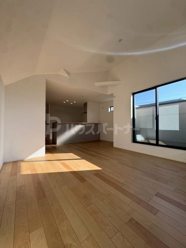 QLAZO柏市西原戸建 1号棟の居間写真
