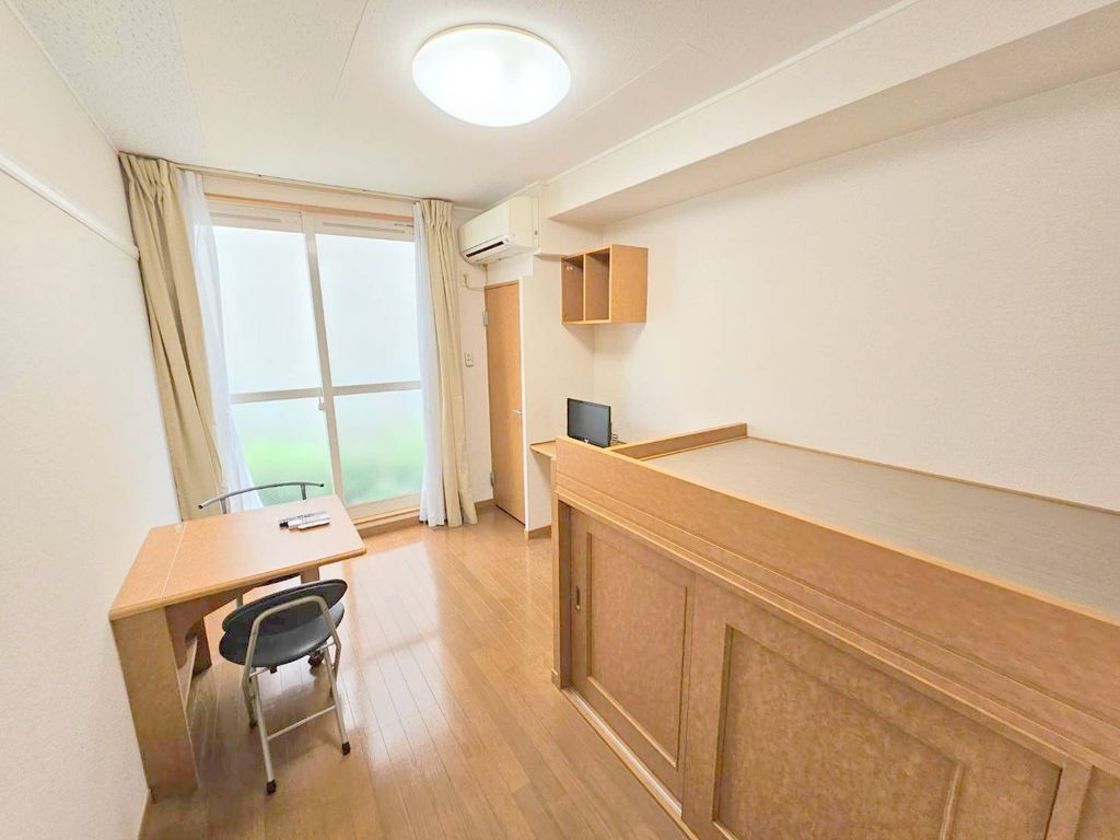 レオパレスさきの居間写真