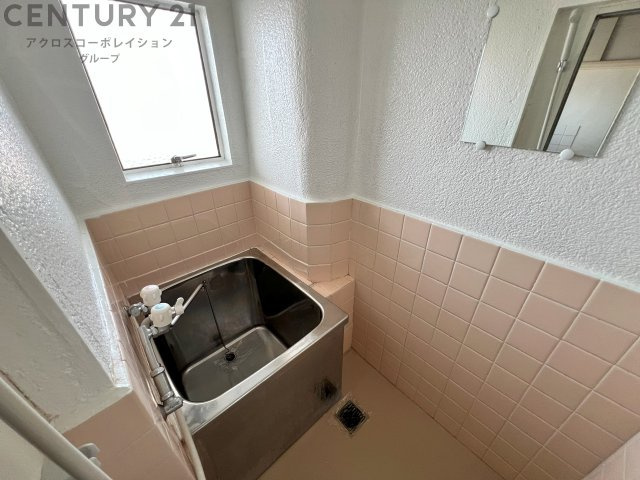 バス・シャワールーム　浴室内に窓があり換気も楽々♪