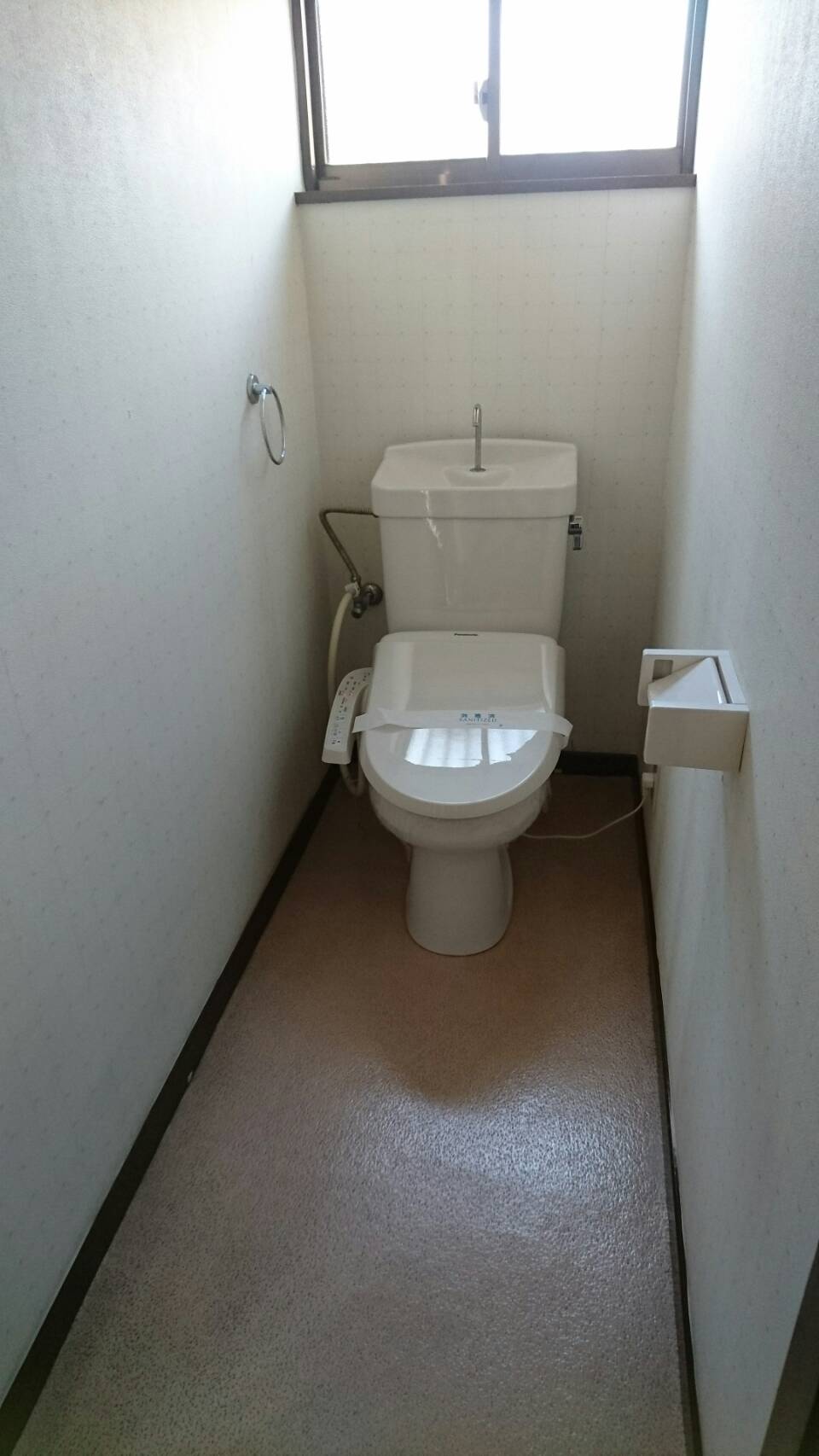 トイレ　明るい　ウォシュレット付