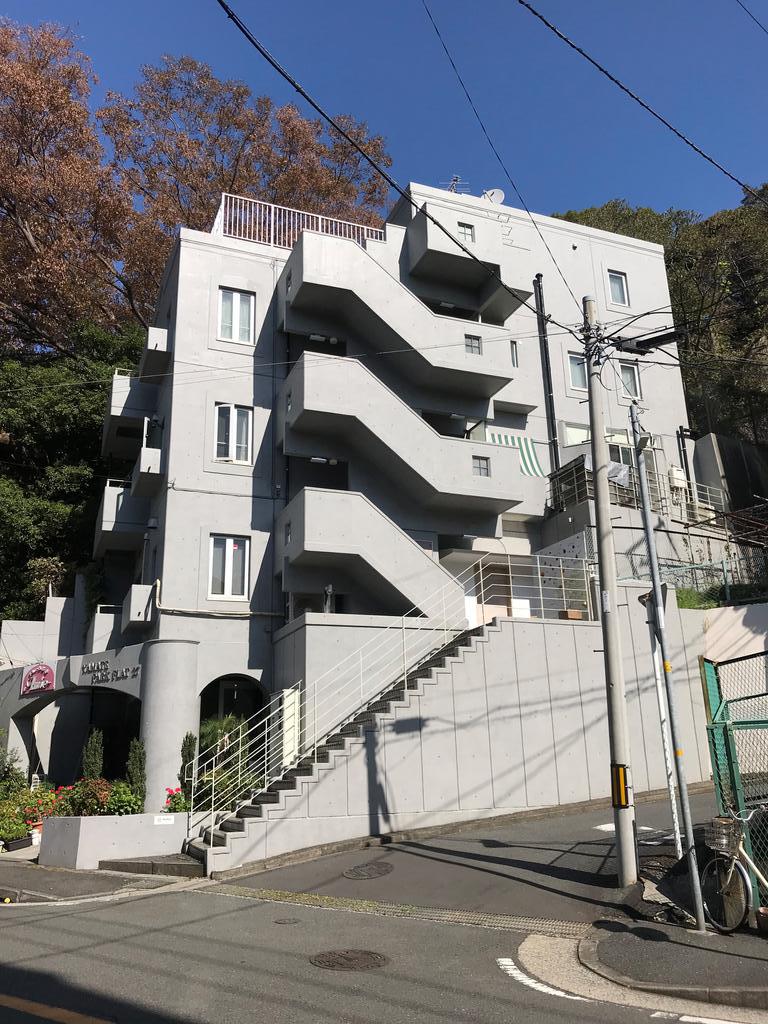 山手パークフラットの建物外観