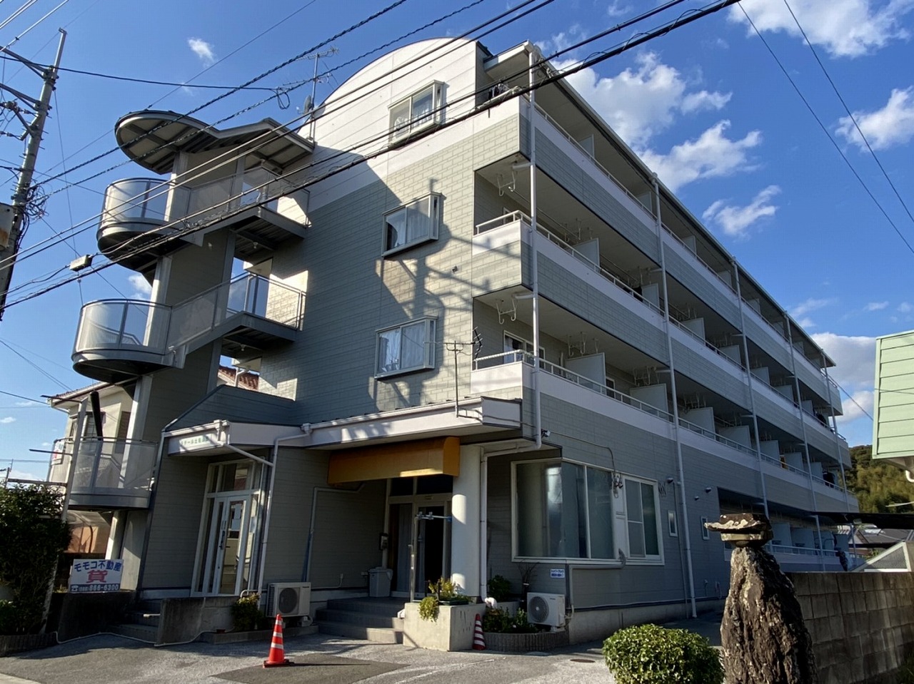 【香美市土佐山田町楠目のマンションの建物外観】