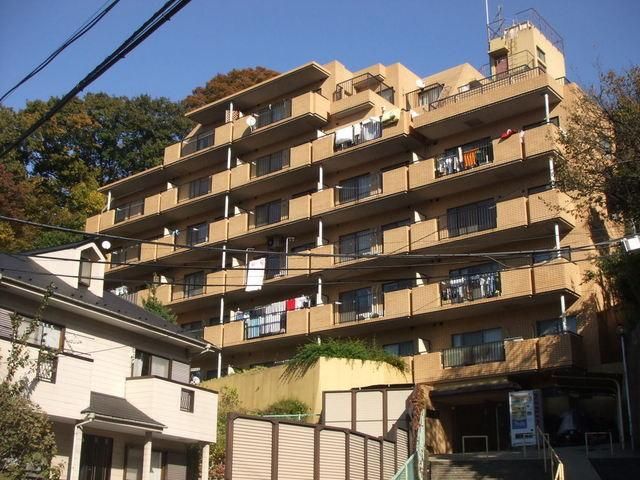 横浜市保土ケ谷区岩井町のマンションの建物外観