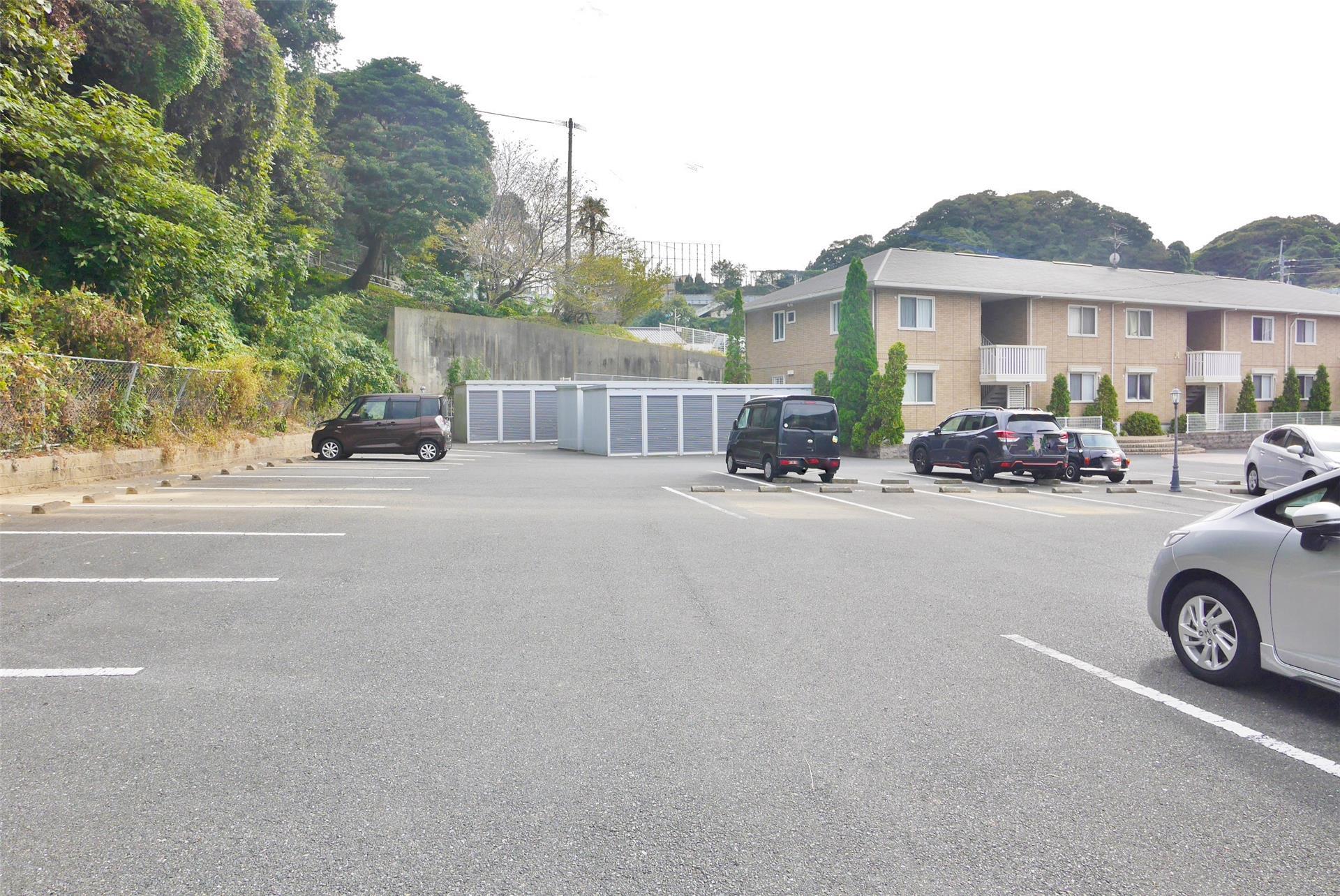 【おおくぼの森　Ａ棟の駐車場】