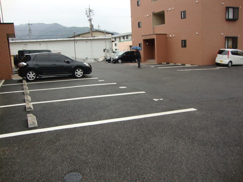 【松本市大字岡田下岡田のアパートの駐車場】