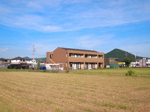 加茂郡川辺町西栃井のアパートの建物外観