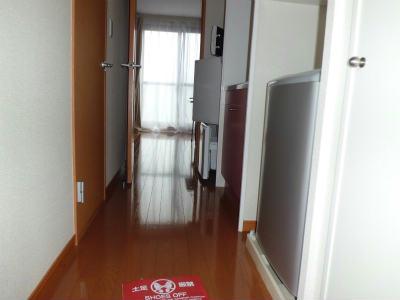 玄関　手前にキッチン、奥が居室です。