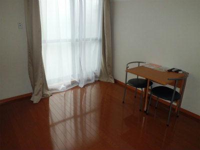 居室・リビング　机は折り畳み可能です。