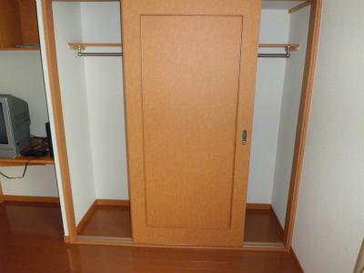 収納　コートも掛けられるクローゼット。