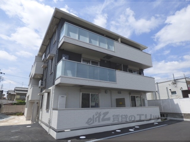 【向日市上植野町のアパートの建物外観】