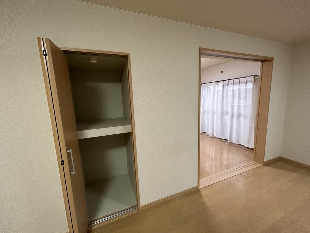 その他　LDKから南洋室になります。