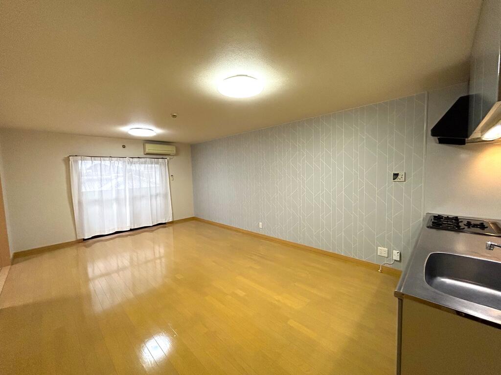 居室・リビング　15帖LDK、エアコン1台、照明器具付きです。