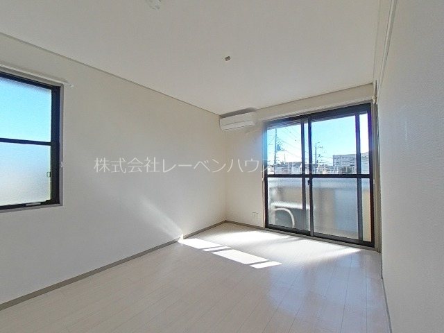 居室・リビング　角部屋にて側面にも窓があります。