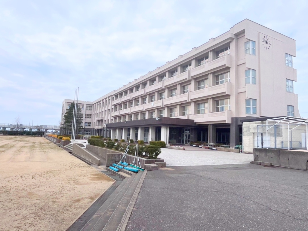 中学校　小松市立板津中学校（中学校）まで2518m