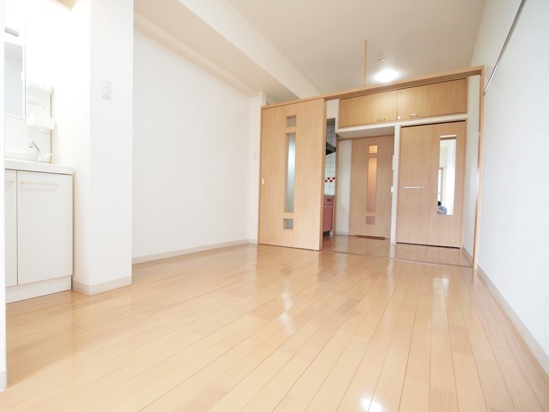 居室・リビング　1DKタイプ。赤が映えるキッチン。