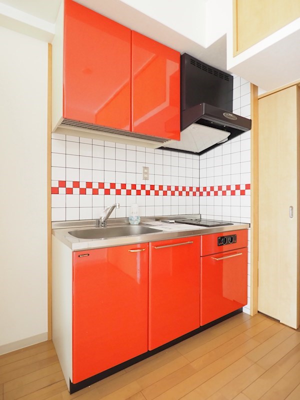 キッチン　2口コンロ付きのシステムキッチン。