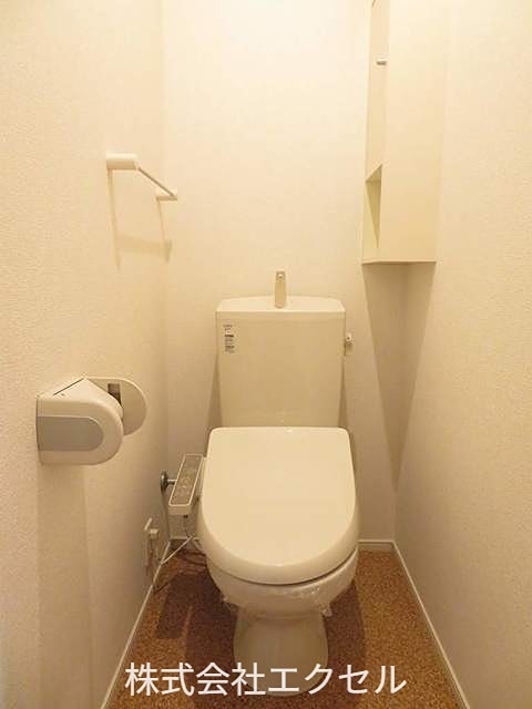 トイレ　嬉しいウォシュレット付きのトイレです。