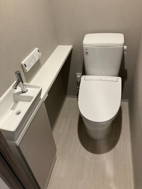 トイレ　落ち着いた色調のトイレです