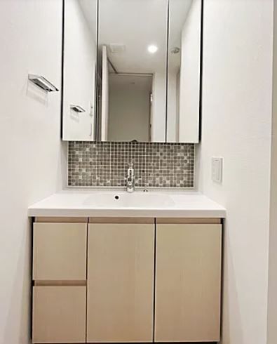 洗面設備　ゆったりとスペースのある洗面所