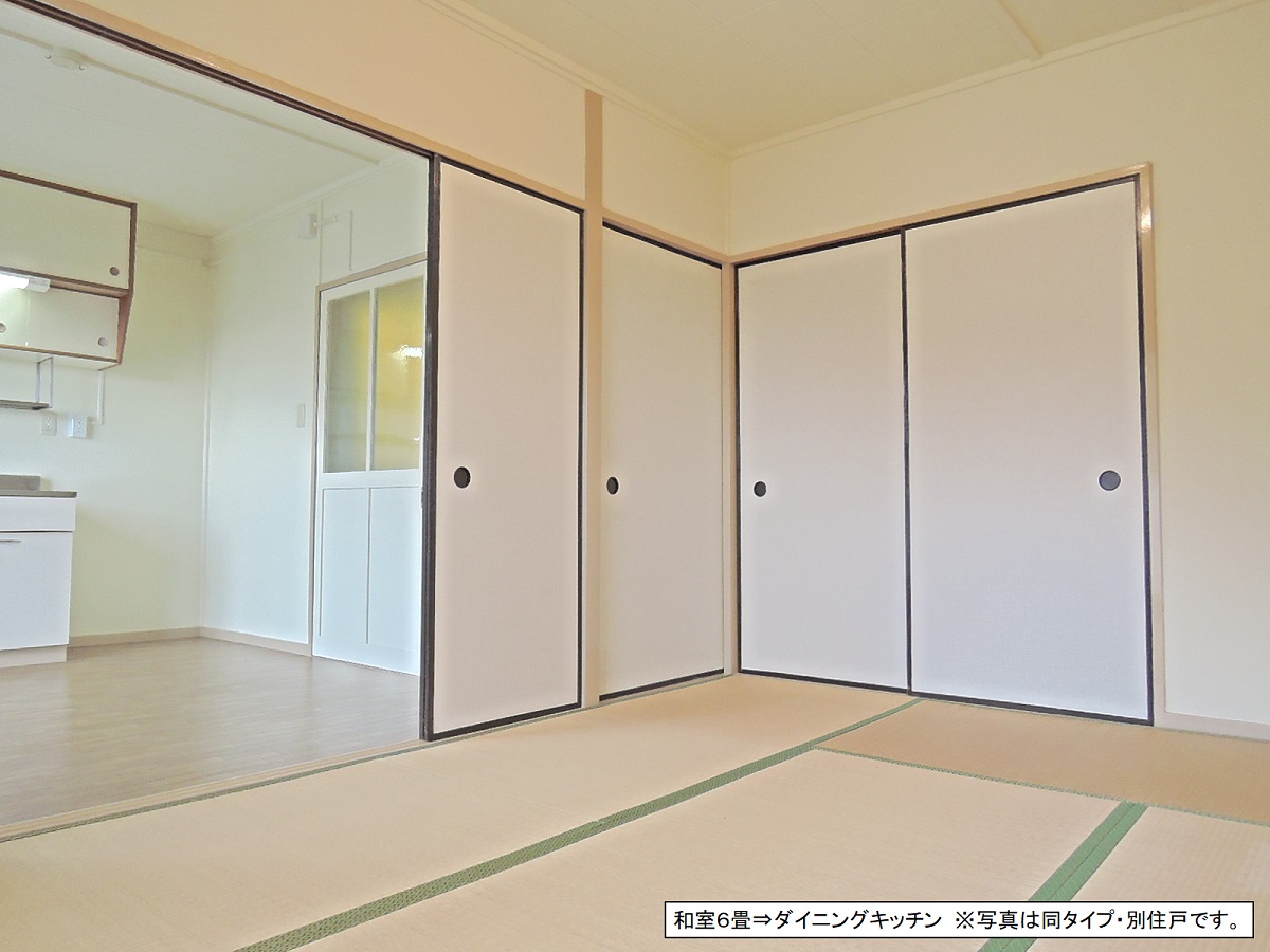 居室・リビング　南向きバルコニーに面したDK・和室6畳　写真は別住戸です。