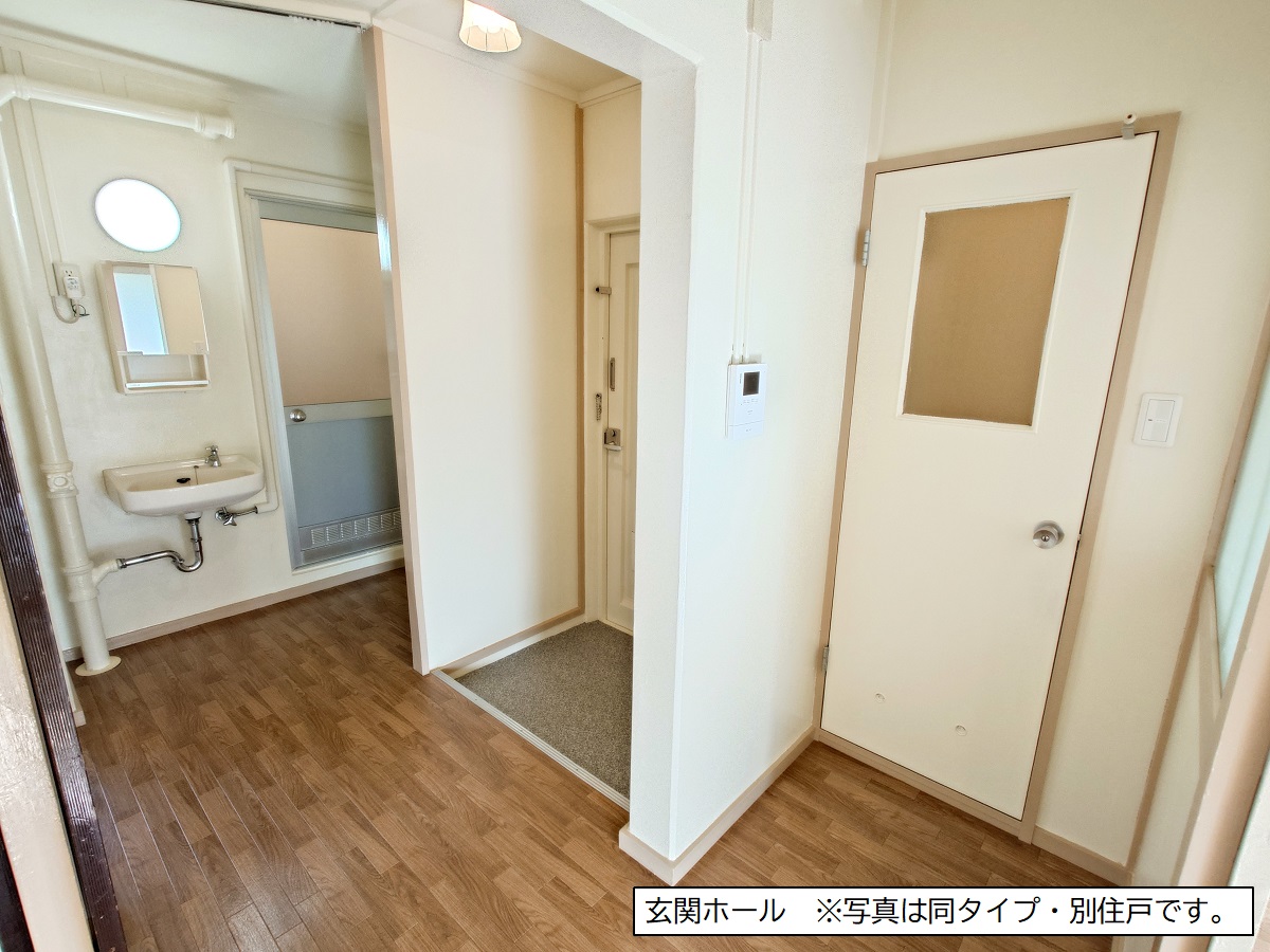 玄関　写真は同タイプ・別住戸です。