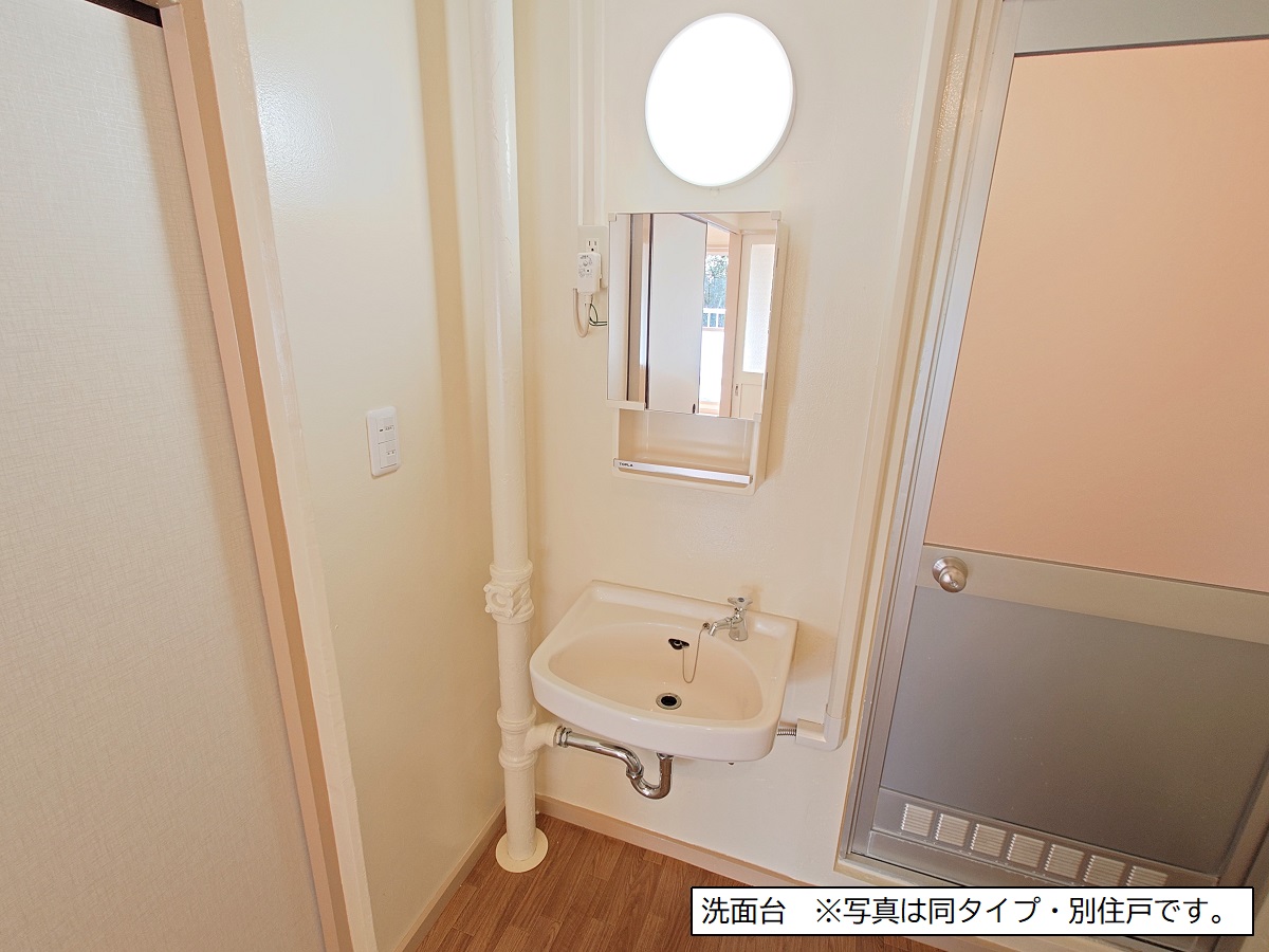 洗面設備　洗面スペース　写真は同タイプ・別住戸です。