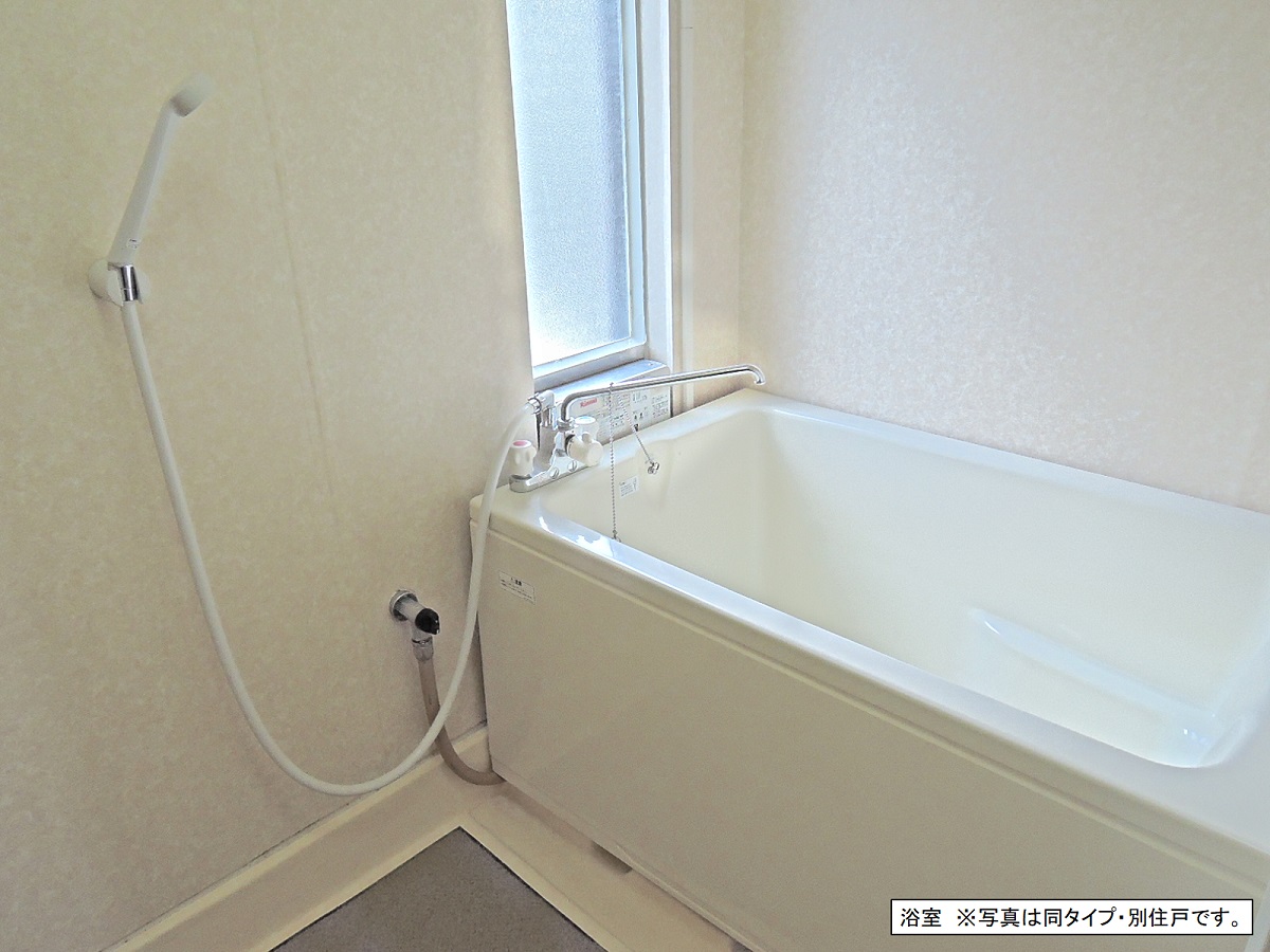 バス・シャワールーム　追い焚き機能付き　写真は同タイプ・別住戸です。