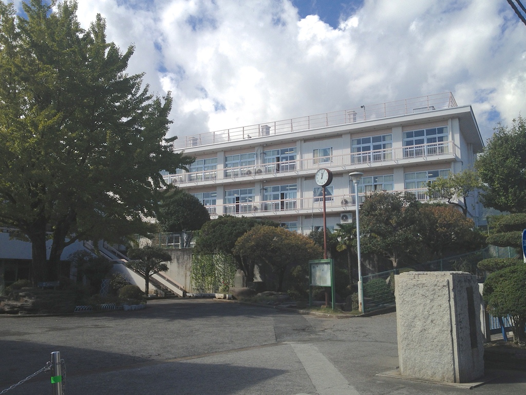 小学校　吉浜小学校（小学校）まで2100m