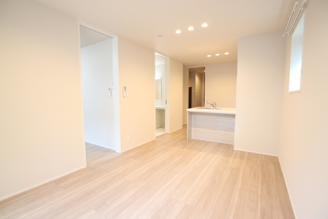 居室・リビング　【ＬＤＫ１２．３帖】２面採光の明るいリビングスペース