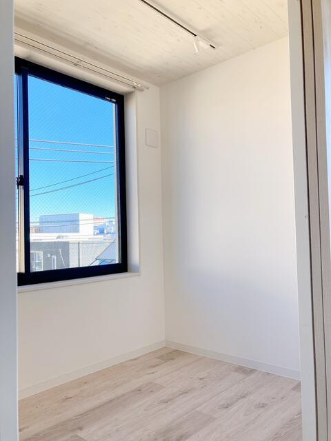 居室・リビング　落ち着いた色調の洋室です