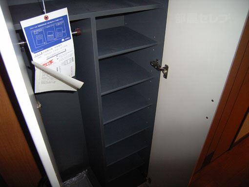 玄関　※写真は６０５号室の物です