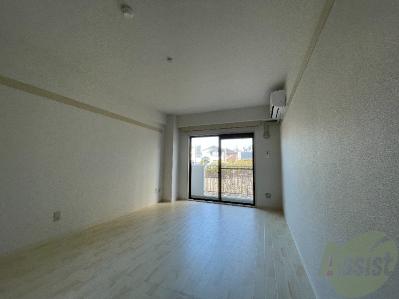 その他部屋・スペース　寝室の窓もおおきく陽当たりがいいですね。