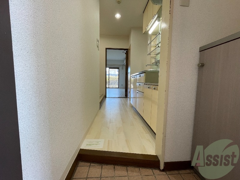 玄関　玄関も広いですね。広い洋室に繋がっています。