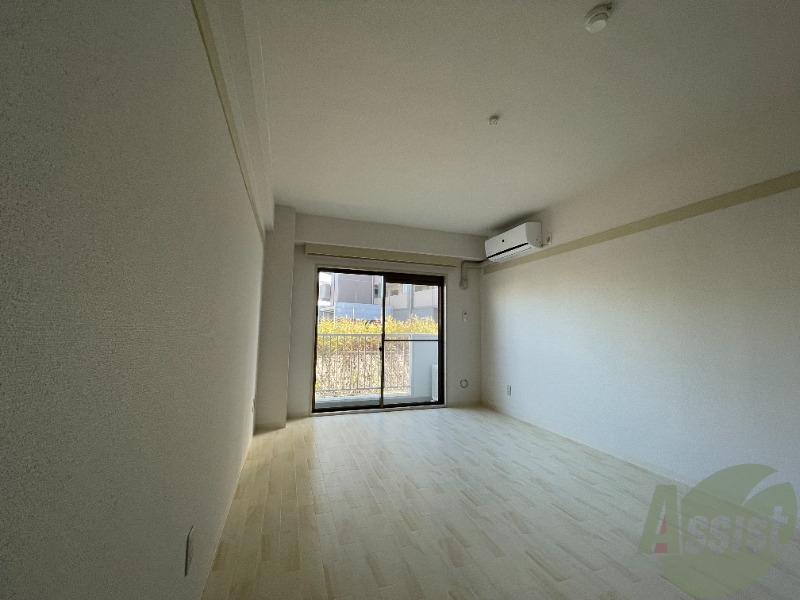 居室・リビング　落ち着いた印象のフローリングでゆったりできそう。