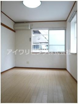 居室・リビング　角部屋出窓付き♪【メゾンKN】