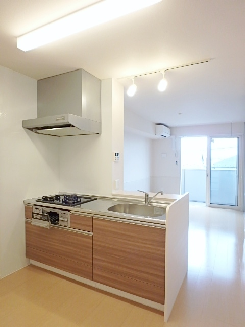 キッチン　システムキッチン（３口コンロ・グリル付）