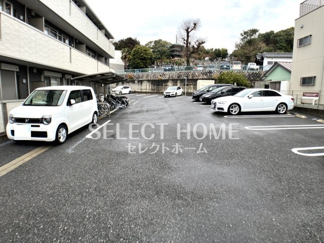 駐車場　駐車場に車を止められます