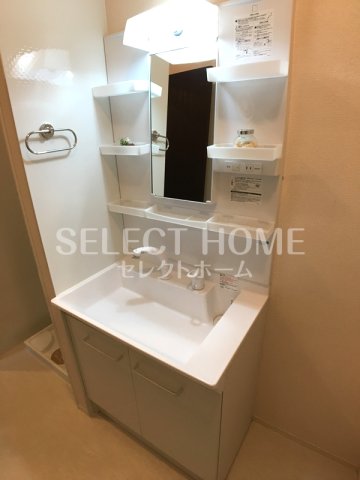 洗面設備　独立洗面台、小物を置くことができて便利です