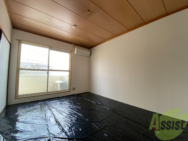 居室・リビング　こちらが６帖の和室です。陽が入ってくるのがわかります。