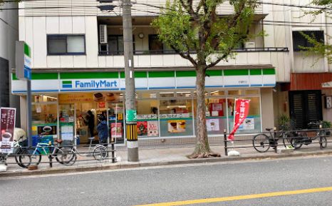 コンビニ　ファミリーマート　釣鐘町店（コンビニ）まで370m