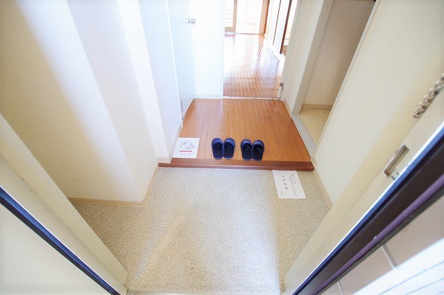 玄関　※別号室の写真となります。