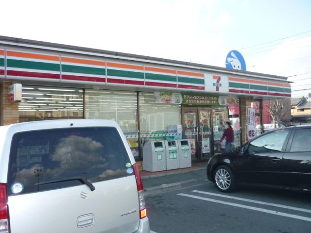コンビニ　セブンイレブン（コンビニ）まで870m