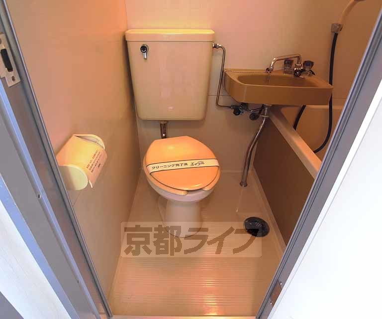 トイレ　ユニットタイプの浴室です。