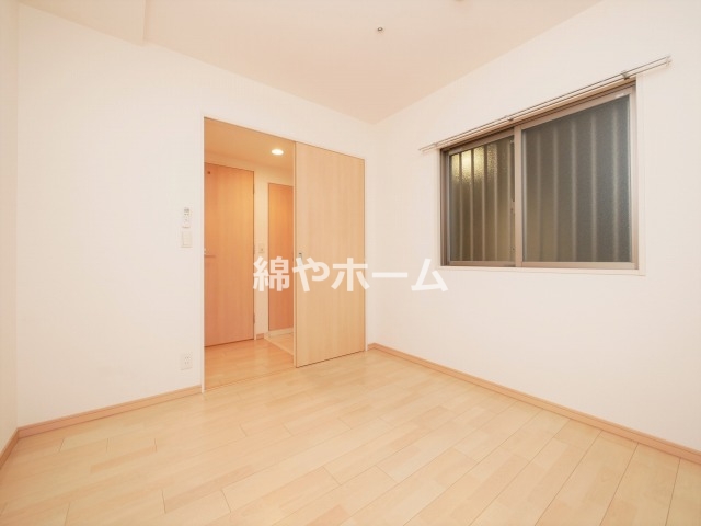 その他部屋・スペース　開放的な寝室です