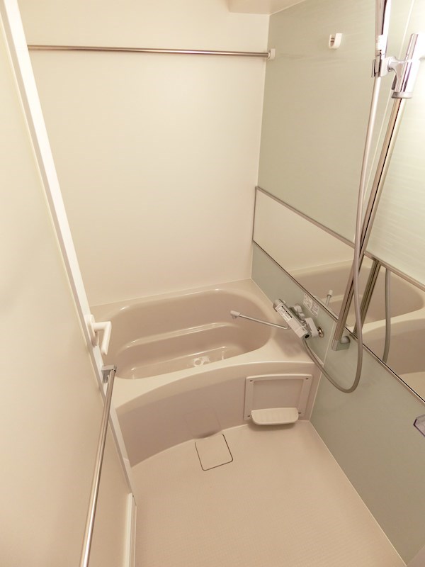 バス・シャワールーム　ゆとりあるバスルームはトイレと別にしました。