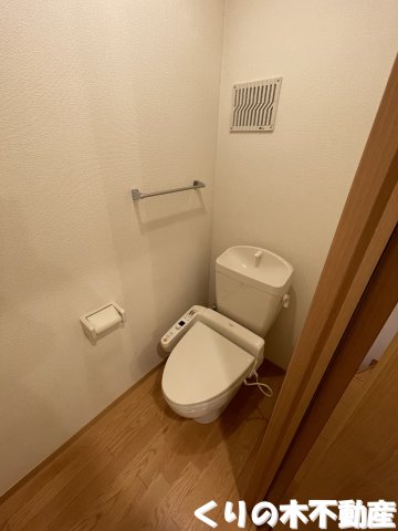 トイレ　落ち着いた色調のトイレです