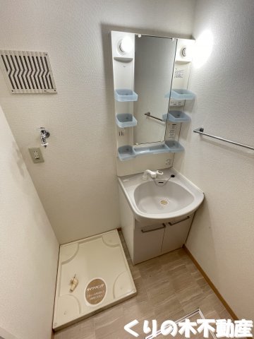 洗面設備　ゆったりとスペースのある洗面所