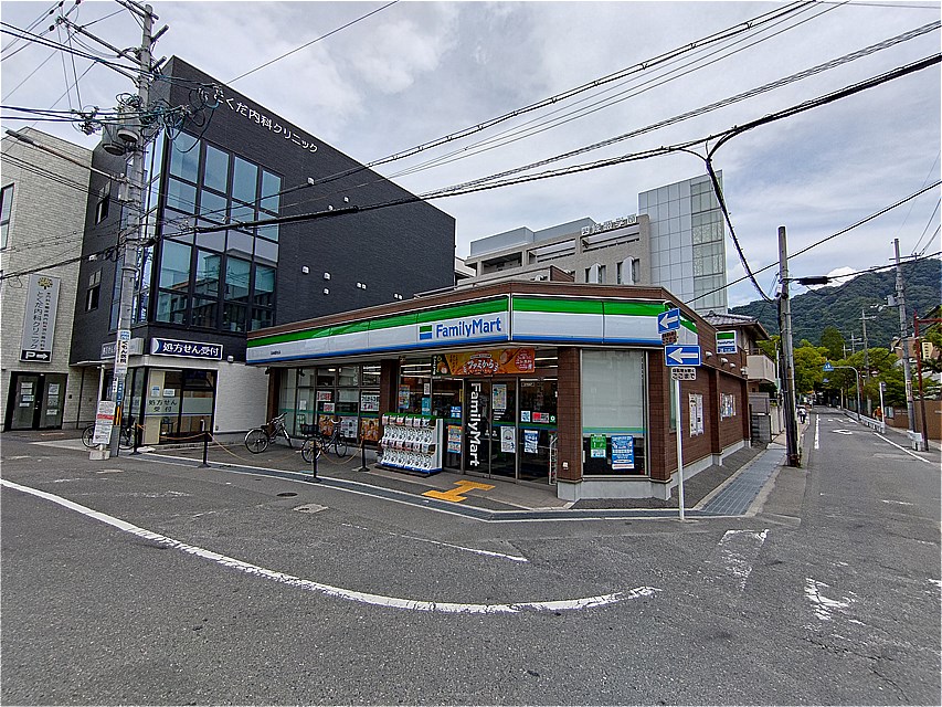 コンビニ　ファミリーマート四条畷駅前店（コンビニ）まで338m