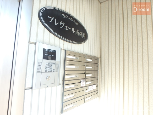 エントランス　●オートロック完備のエントランス。